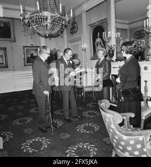 Le Prince Bernhard reçoit le livre Leo de Mme Funke, à Paleis Soestdijk, 16 novembre 1977, livres, Pays-Bas, Agence de presse du XXe siècle photo, nouvelles à retenir, documentaire, photographie historique 1945-1990, histoires visuelles, L'histoire humaine du XXe siècle, immortaliser des moments dans le temps Banque D'Images