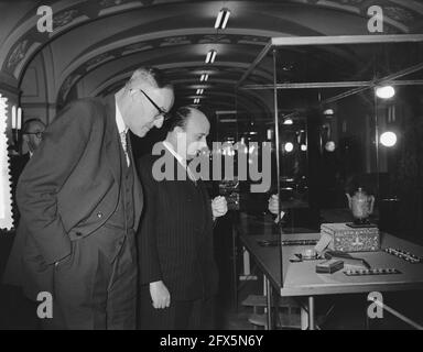 Exposition de cadeaux du Surinam et des Antilles pour la famille royale à Amsterdam, ouverture par le ministre Dr. Kernkamp, 15 décembre 1955, HORAIRES, ouvertures, Expositions, pays-Bas, Agence de presse du XXe siècle photo, nouvelles à retenir, documentaire, photographie historique 1945-1990, histoires visuelles, L'histoire humaine du XXe siècle, immortaliser des moments dans le temps Banque D'Images