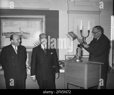 Exposition de cadeaux du Surinam et des Antilles pour la famille royale à Amsterdam, ouverture par le ministre Dr. Kernkamp, 15 décembre 1955, HORAIRES, ouvertures, Expositions, pays-Bas, Agence de presse du XXe siècle photo, nouvelles à retenir, documentaire, photographie historique 1945-1990, histoires visuelles, L'histoire humaine du XXe siècle, immortaliser des moments dans le temps Banque D'Images