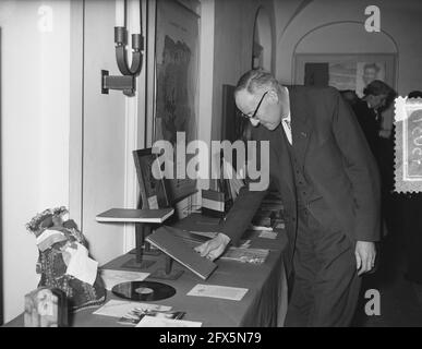 Exposition de cadeaux du Surinam et des Antilles pour la famille royale à Amsterdam, ouverture par le ministre Dr. Kernkamp, 15 décembre 1955, HORAIRES, OUVERTURES, Expositions, pays-Bas, Agence de presse du XXe siècle photo, nouvelles à retenir, documentaire, photographie historique 1945-1990, histoires visuelles, L'histoire humaine du XXe siècle, immortaliser des moments dans le temps Banque D'Images