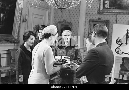 Cadeau de trois jours à Paleis Soestdijk, Christelijke Jonge Vrouwen Federatie, 3 janvier 1967, pays-Bas, agence de presse du XXe siècle photo, news to remember, documentaire, photographie historique 1945-1990, histoires visuelles, L'histoire humaine du XXe siècle, immortaliser des moments dans le temps Banque D'Images