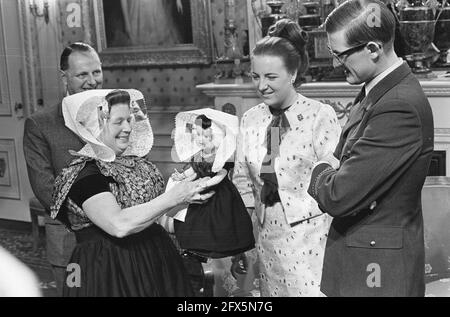 Troisième journée cadeau à Paleis Soestdijk, société des personnes âgées de Hoendekenskerke, 3 janvier 1967, pays-Bas, agence de presse du XXe siècle photo, news to remember, documentaire, photographie historique 1945-1990, histoires visuelles, L'histoire humaine du XXe siècle, immortaliser des moments dans le temps Banque D'Images