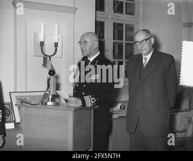 Exposition de cadeaux du Surinam et des Antilles pour la famille royale à Amsterdam, ouverture par le ministre Dr. Kernkamp, 15 décembre 1955, CADEAUX, OUVERTURES, Expositions, pays-Bas, Agence de presse du XXe siècle photo, nouvelles à retenir, documentaire, photographie historique 1945-1990, histoires visuelles, L'histoire humaine du XXe siècle, immortaliser des moments dans le temps Banque D'Images