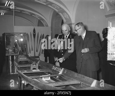 Exposition de cadeaux du Surinam et des Antilles pour la famille royale à Amsterdam, ouverture par le ministre Dr. Kernkamp, 15 décembre 1955, HORAIRES, ouvertures, Expositions, pays-Bas, Agence de presse du XXe siècle photo, nouvelles à retenir, documentaire, photographie historique 1945-1990, histoires visuelles, L'histoire humaine du XXe siècle, immortaliser des moments dans le temps Banque D'Images