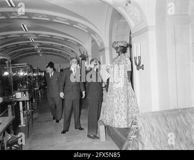 Exposition de cadeaux du Surinam et des Antilles pour la famille royale à Amsterdam, 15 décembre 1955, PROVIDEDINGS, EXPOSITIONS, Pays-Bas, Agence de presse du XXe siècle photo, nouvelles à retenir, documentaire, photographie historique 1945-1990, histoires visuelles, L'histoire humaine du XXe siècle, immortaliser des moments dans le temps Banque D'Images