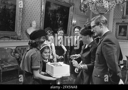 Aujourd'hui de cadeaux à Paleis Soestdijk, 14 décembre 1966, pays-Bas, agence de presse du XXe siècle photo, nouvelles à retenir, documentaire, photographie historique 1945-1990, histoires visuelles, L'histoire humaine du XXe siècle, immortaliser des moments dans le temps Banque D'Images