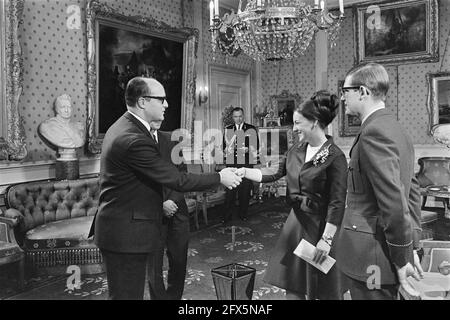 Aujourd'hui de cadeaux à Paleis Soestdijk, 14 décembre 1966, pays-Bas, agence de presse du XXe siècle photo, nouvelles à retenir, documentaire, photographie historique 1945-1990, histoires visuelles, L'histoire humaine du XXe siècle, immortaliser des moments dans le temps Banque D'Images