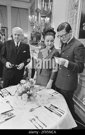 Geschenkendag twee à Paleis Soestdijk, ir. J. Staf a offert un cadeau au nom de nombreux Hollandais, 30 décembre 1966, pays-Bas, agence de presse du XXe siècle photo, news to Remember, documentaire, photographie historique 1945-1990, histoires visuelles, L'histoire humaine du XXe siècle, immortaliser des moments dans le temps Banque D'Images