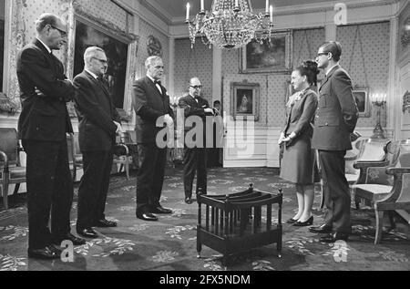 Geschenkendag twee op Paleis Soestdijk, Genootschap van Hoofdredreditors (Société des éditeurs en chef), 30 décembre 1966, pays-Bas, Agence de presse du XXe siècle photo, news to Remember, documentaire, photographie historique 1945-1990, histoires visuelles, L'histoire humaine du XXe siècle, immortaliser des moments dans le temps Banque D'Images