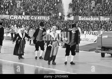 Championnats du monde de patinage de vitesse (hommes) dans les patineurs du Deventer en vêtements folkloriques, 16 février 1969, VÊTEMENTS, patineurs, Sports, championnats du monde, pays-Bas, Agence de presse du XXe siècle photo, news to remember, documentaire, photographie historique 1945-1990, histoires visuelles, L'histoire humaine du XXe siècle, immortaliser des moments dans le temps Banque D'Images