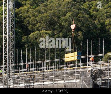 10 avril 2021. Des ouvriers assemblent des coffrages de revêtement de sol sur de nouveaux logements sociaux au 56-58 Beane St. Gosford, Australie. Construction de séries. Banque D'Images