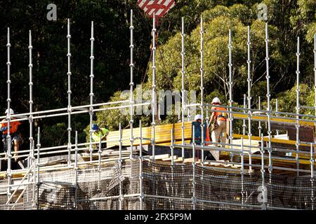 10 avril 2021. Des ouvriers assemblent des coffrages de revêtement de sol sur de nouveaux logements sociaux au 56-58 Beane St. Gosford, Australie. Fait partie d'une série de bâtiments. Banque D'Images