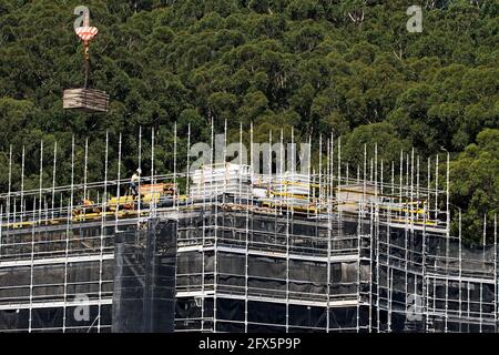 Avril 10. 2021. Ouvrier assemblant des coffrages de plancher à plis et des coffrages muraux en PVC sur le nouveau bloc de l'unité au 56-58 Beane St. Gosford, Australie. Banque D'Images