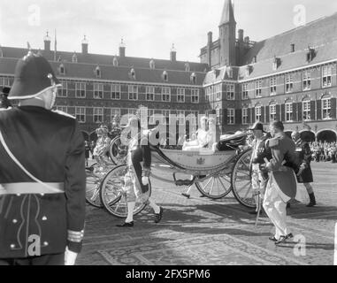 Arrivée de la princesse Margriet et de la princesse Christina à la salle des chevaliers, 20 septembre 1966, princesses, pays-Bas, agence de presse du xxe siècle photo, nouvelles à retenir, documentaire, photographie historique 1945-1990, histoires visuelles, L'histoire humaine du XXe siècle, immortaliser des moments dans le temps Banque D'Images