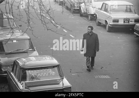 Prise en otage au consulat indonésien à Amsterdam; arrivée du révérend tertiaire au consulat, 16 décembre 1975, consulats, otages, Négociateurs, pays-Bas, Agence de presse du XXe siècle photo, nouvelles à retenir, documentaire, photographie historique 1945-1990, histoires visuelles, L'histoire humaine du XXe siècle, immortaliser des moments dans le temps Banque D'Images