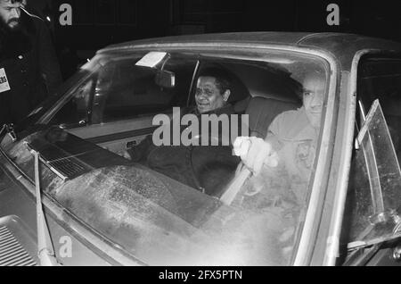 Otage pris au Consulat indonésien d'Amsterdam; le révérend Mestiaire souriant gaiement alors qu'il se décolle du Consulat, 18 décembre 1975, consulats, otages, Pays-Bas, Agence de presse du XXe siècle photo, nouvelles à retenir, documentaire, photographie historique 1945-1990, histoires visuelles, L'histoire humaine du XXe siècle, immortaliser des moments dans le temps Banque D'Images
