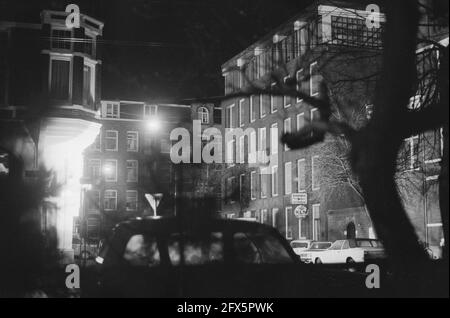 Otage pris au consulat indonésien à Amsterdam par les Moluques du Sud; consulat de nuit, 9 décembre 1975, CONSULATS, otages, Pays-Bas, Agence de presse du XXe siècle photo, nouvelles à retenir, documentaire, photographie historique 1945-1990, histoires visuelles, L'histoire humaine du XXe siècle, immortaliser des moments dans le temps Banque D'Images