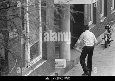 Prise en otage au consulat indonésien à Amsterdam par les Moluques du Sud; la nourriture est apportée, 10 décembre 1975, CONSULATS, Otages, pays-Bas, Agence de presse du XXe siècle photo, nouvelles à retenir, documentaire, photographie historique 1945-1990, histoires visuelles, L'histoire humaine du XXe siècle, immortaliser des moments dans le temps Banque D'Images