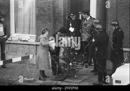 Otage pris au consulat indonésien d'Amsterdam; l'arbre de Noël est décoré par des résidents locaux, 17 décembre 1975, consulats, otages, Pays-Bas, Agence de presse du XXe siècle photo, nouvelles à retenir, documentaire, photographie historique 1945-1990, histoires visuelles, L'histoire humaine du XXe siècle, immortaliser des moments dans le temps Banque D'Images
