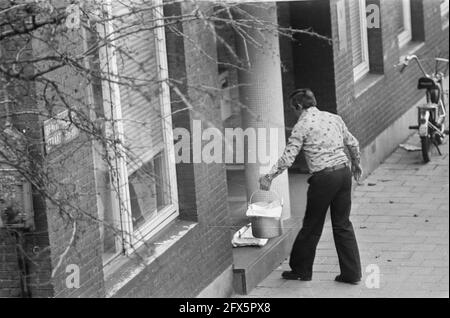 Otage pris au consulat indonésien d'Amsterdam par les Moluques du Sud; No 11: La nourriture est mise à l'arrêt, No 12: La femme prise en otage saisit la nourriture, 9 décembre 1975, consulats, otages, Pays-Bas, Agence de presse du XXe siècle photo, nouvelles à retenir, documentaire, photographie historique 1945-1990, histoires visuelles, L'histoire humaine du XXe siècle, immortaliser des moments dans le temps Banque D'Images