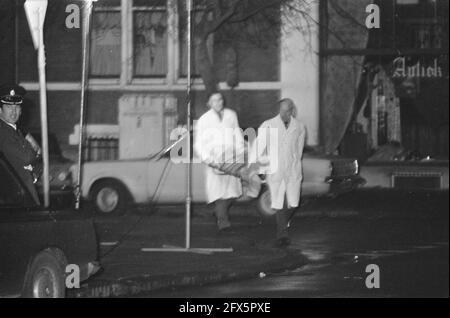 Prise en otage au consulat indonésien à Amsterdam par les Moluques du Sud; un malade est pris au consulat, 9 décembre 1975, CONSULATS, otages, Pays-Bas, Agence de presse du XXe siècle photo, nouvelles à retenir, documentaire, photographie historique 1945-1990, histoires visuelles, L'histoire humaine du XXe siècle, immortaliser des moments dans le temps Banque D'Images
