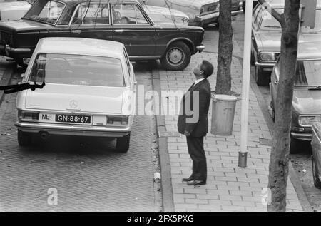 Otage pris au consulat indonésien à Amsterdam par les Moluques du Sud; négociateur Rév. Mestiaire, 9 décembre 1975, consulats, Otages, pays-Bas, Agence de presse du XXe siècle photo, nouvelles à retenir, documentaire, photographie historique 1945-1990, histoires visuelles, L'histoire humaine du XXe siècle, immortaliser des moments dans le temps Banque D'Images