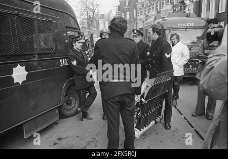 Prise d'otages Consulat indonésien d'Amsterdam; prise de carabines, 11 décembre 1975, consulats, otages, Armes, pays-Bas, Agence de presse du XXe siècle photo, nouvelles à retenir, documentaire, photographie historique 1945-1990, histoires visuelles, L'histoire humaine du XXe siècle, immortaliser des moments dans le temps Banque D'Images