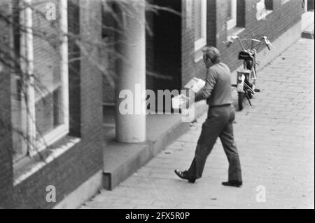 Consulat indonésien en otage Amsterdam (troisième et quatrième jours); une femme prise en otage prend de la nourriture, 7 décembre 1975, consulats, otages, Pays-Bas, Agence de presse du XXe siècle photo, nouvelles à retenir, documentaire, photographie historique 1945-1990, histoires visuelles, L'histoire humaine du XXe siècle, immortaliser des moments dans le temps Banque D'Images