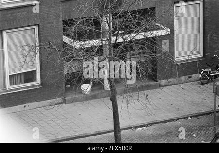 Prise d'otages Consulat indonésien Amsterdam (troisième et quatrième jours); une femme prise en otage apporte de la nourriture, 7 décembre 1975, consulats, otages, Pays-Bas, Agence de presse du XXe siècle photo, nouvelles à retenir, documentaire, photographie historique 1945-1990, histoires visuelles, L'histoire humaine du XXe siècle, immortaliser des moments dans le temps Banque D'Images
