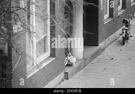 Consulat indonésien en otage Amsterdam (troisième et quatrième jours); une femme prise en otage prend de la nourriture, 7 décembre 1975, consulats, otages, Pays-Bas, Agence de presse du XXe siècle photo, nouvelles à retenir, documentaire, photographie historique 1945-1990, histoires visuelles, L'histoire humaine du XXe siècle, immortaliser des moments dans le temps Banque D'Images