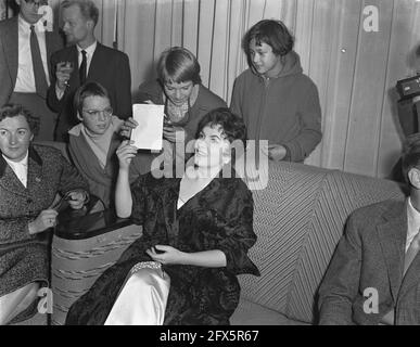 Gina Lolobrigida à Amsterdam, réception Amstelhotel, 21 octobre 1955, réceptions, Pays-Bas, Agence de presse du XXe siècle photo, nouvelles à retenir, documentaire, photographie historique 1945-1990, histoires visuelles, L'histoire humaine du XXe siècle, immortaliser des moments dans le temps Banque D'Images
