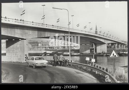 Hier, le pont Roermondsplein au-dessus du Rhin près d'Arnhem a été officiellement ouvert. Aujourd'hui, il a été ouvert au public et demain le pont sera ouvert à la circulation routière, 18 décembre 1977, pays par nom, topographie, Pays-Bas, Agence de presse du XXe siècle photo, nouvelles à retenir, documentaire, photographie historique 1945-1990, histoires visuelles, L'histoire humaine du XXe siècle, immortaliser des moments dans le temps Banque D'Images