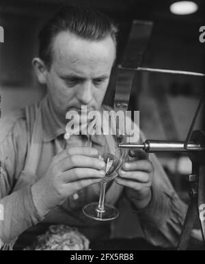 Glassfabriek Leerdam a produit un service de boisson de cristal pour le mariage de la princesse Elizabeth avec le lieutenant Philip Mountbatten; devant être présenté par le gouvernement néerlandais comme un cadeau de mariage, 18 novembre 1947, industrie du verre, pays-Bas, agence de presse du XXe siècle photo, news to Remember, documentaire, photographie historique 1945-1990, histoires visuelles, L'histoire humaine du XXe siècle, immortaliser des moments dans le temps Banque D'Images