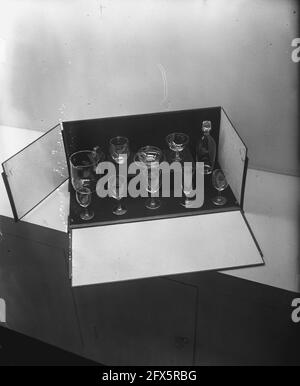 Glassfabriek Leerdam fabrique un service de boisson de cristal pour le mariage de la princesse Elizabeth avec le lieutenant Philip Mountbatten; qui sera offert par le gouvernement néerlandais comme cadeau de mariage, 18 novembre 1947, industrie du verre, pays-Bas, agence de presse du XXe siècle photo, nouvelles à retenir, documentaire, photographie historique 1945-1990, histoires visuelles, L'histoire humaine du XXe siècle, immortaliser des moments dans le temps Banque D'Images