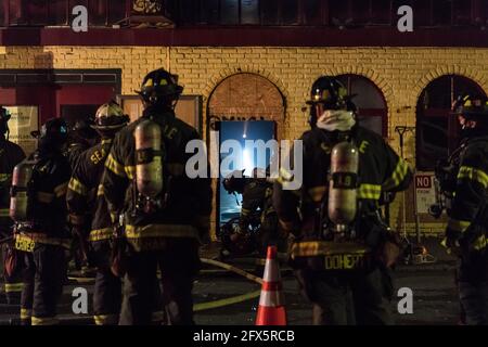 Seattle, États-Unis. 18 avril 2021. Le service des incendies de Seattle a mis en place des points d'accès après avoir répondu à un incendie de structure au restaurant pesos dans la Basse-Reine Ann Banque D'Images