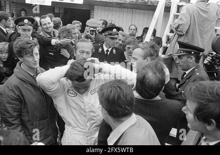 Grand Prix à Zandvoort, Jim Clark après la course, 4 juin 1967, courses, pays-Bas, agence de presse du xxe siècle photo, nouvelles à retenir, documentaire, photographie historique 1945-1990, histoires visuelles, L'histoire humaine du XXe siècle, immortaliser des moments dans le temps Banque D'Images