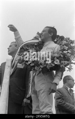 Grand Prix à Zandvoort, Jim Clark avec couronne, 4 juin 1967, pays-Bas, Agence de presse du XXe siècle photo, nouvelles à retenir, documentaire, photographie historique 1945-1990, histoires visuelles, L'histoire humaine du XXe siècle, immortaliser des moments dans le temps Banque D'Images