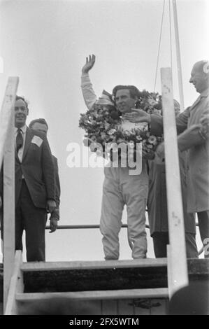 Grand Prix à Zandvoort, Jim Clark avec garland, 4 juin 1967, pays-Bas, Agence de presse du XXe siècle photo, nouvelles à retenir, documentaire, photographie historique 1945-1990, histoires visuelles, L'histoire humaine du XXe siècle, immortaliser des moments dans le temps Banque D'Images