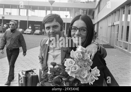 La chanteuse française grecque Nana Mouskouri avec son mari George Petsilas à l'aéroport de Schiphol Nana Mouskouri avec son mari, le 30 mai 1969, Singers, pays-Bas, agence de presse du xxe siècle photo, nouvelles à retenir, documentaire, photographie historique 1945-1990, histoires visuelles, L'histoire humaine du XXe siècle, immortaliser des moments dans le temps Banque D'Images