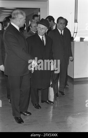 Le ministre grec des Affaires étrangères Pipinelis à l'aéroport de Schiphol, à gauche, Van Tiel Covels, chef du protocole Affaires étrangères, 16 avril 1968, ministres, pays-Bas, agence de presse du xxe siècle photo, nouvelles à retenir, documentaire, photographie historique 1945-1990, histoires visuelles, L'histoire humaine du XXe siècle, immortaliser des moments dans le temps Banque D'Images