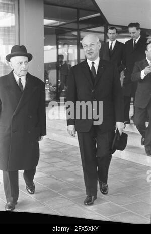 Le ministre grec des Affaires étrangères Pipinelis à l'aéroport de Schiphol, à gauche, Van Tiel Covels, directeur du protocole pour les affaires étrangères, 16 avril 1968, ministres, pays-Bas, agence de presse du xxe siècle photo, nouvelles à retenir, documentaire, photographie historique 1945-1990, histoires visuelles, L'histoire humaine du XXe siècle, immortaliser des moments dans le temps Banque D'Images