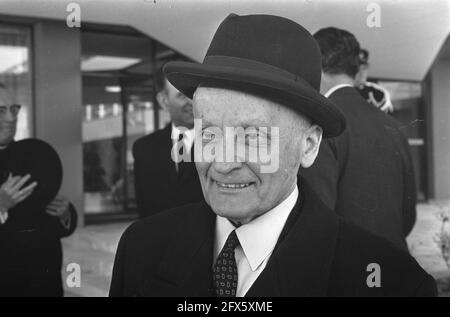 Le ministre grec des Affaires étrangères Pipinelis à l'aéroport de Schiphol. Ministre Pipinelis, 16 avril 1968, ministres, pays-Bas, agence de presse du xxe siècle photo, nouvelles à retenir, documentaire, photographie historique 1945-1990, histoires visuelles, L'histoire humaine du XXe siècle, immortaliser des moments dans le temps Banque D'Images