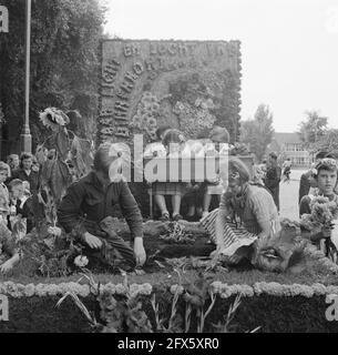 Défilé de légumes par des écoliers, septembre 16 1950, écoliers, pays-Bas, photo de l'agence de presse du XXe siècle, nouvelles à retenir, documentaire, photographie historique 1945-1990, histoires visuelles, L'histoire humaine du XXe siècle, immortaliser des moments dans le temps Banque D'Images