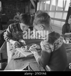 Arrivée de la star de cinéma Ann Todd et de son mari le réalisateur David Lean à l'aéroport de Schiphol, le 19 décembre 1952, arrivées, stars de cinéma, réalisateurs, aéroports, pays-Bas, agence de presse du XXe siècle photo, news to remember, documentaire, photographie historique 1945-1990, histoires visuelles, L'histoire humaine du XXe siècle, immortaliser des moments dans le temps Banque D'Images