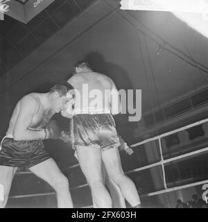 Boxe dans le Riverahal à Rotterdam, Wim Snoek contre l'Allemand Al Duchsa (l), 13 avril 1964, BOKSEN, pays-Bas, agence de presse du xxe siècle photo, nouvelles à retenir, documentaire, photographie historique 1945-1990, histoires visuelles, L'histoire humaine du XXe siècle, immortaliser des moments dans le temps Banque D'Images