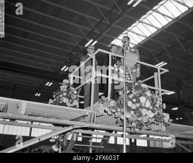 Le Prince Bernhard a ouvert à Zaandam nouvelle usine Indeco Coignet NV, le Prince regarde le modèle des maisons, 28 septembre 1964, usines, ouvertures, princes, pays-Bas, agence de presse du XXe siècle photo, news to remember, documentaire, photographie historique 1945-1990, histoires visuelles, L'histoire humaine du XXe siècle, immortaliser des moments dans le temps Banque D'Images