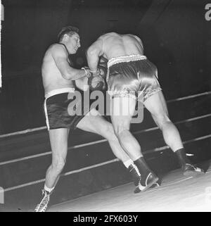 Boxe dans le Riverahal à Rotterdam, Wim Snoek contre l'Allemand Al Duchsa (l), 13 avril 1964, POWING, pays-Bas, agence de presse du xxe siècle photo, nouvelles à retenir, documentaire, photographie historique 1945-1990, histoires visuelles, L'histoire humaine du XXe siècle, immortaliser des moments dans le temps Banque D'Images
