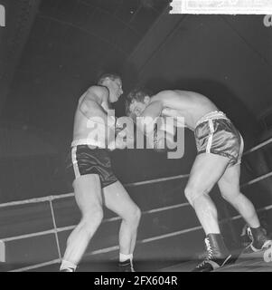 Boxe dans le Riverahal à Rotterdam, Wim Snoek contre l'Allemand Al Duchsa (l), 13 avril 1964, BOKSEN, pays-Bas, agence de presse du xxe siècle photo, nouvelles à retenir, documentaire, photographie historique 1945-1990, histoires visuelles, L'histoire humaine du XXe siècle, immortaliser des moments dans le temps Banque D'Images