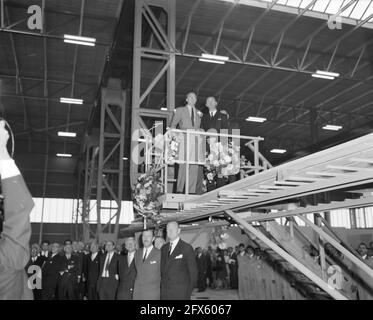 Le Prince Bernhard a ouvert à Zaandam nouvelle usine Indeco Coignet NV, le Prince regarde le modèle des maisons, 28 septembre 1964, usines, ouvertures, princes, pays-Bas, agence de presse du XXe siècle photo, news to remember, documentaire, photographie historique 1945-1990, histoires visuelles, L'histoire humaine du XXe siècle, immortaliser des moments dans le temps Banque D'Images