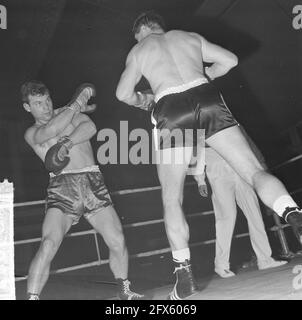 Boxe dans le Riverahal à Rotterdam, Wim Snoek contre l'Allemand Al Duchsa (l), 13 avril 1964, POWING, pays-Bas, agence de presse du xxe siècle photo, nouvelles à retenir, documentaire, photographie historique 1945-1990, histoires visuelles, L'histoire humaine du XXe siècle, immortaliser des moments dans le temps Banque D'Images